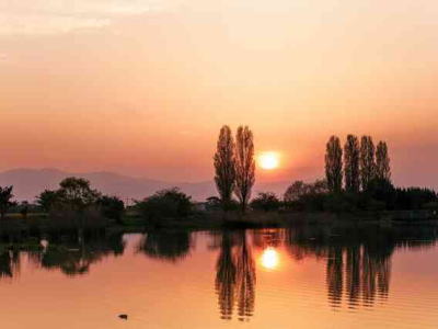 夕陽の湖面